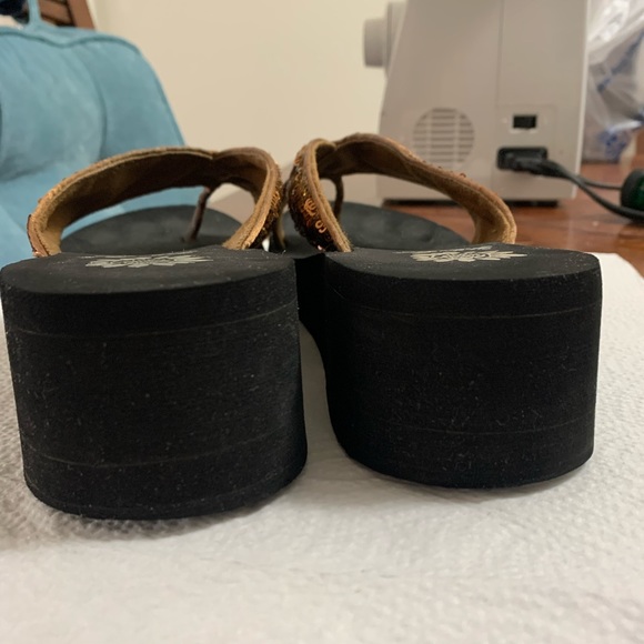 Yellow Box Flip Flops Thongs Sandals - Picture 12 of 13